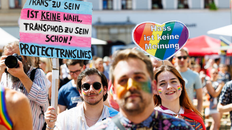 Manifestación a favor de los derechos de la comunidad LGTBI+ en Pirna, en el este de Alemania, el 13 de julio de 2024