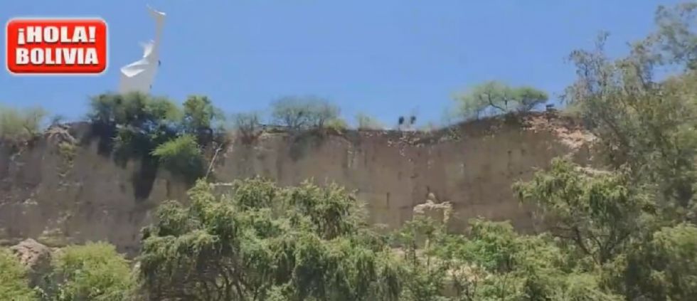 Tarija: Reportan el derrumbe de una peña en el Cementerio Jardín (Video)