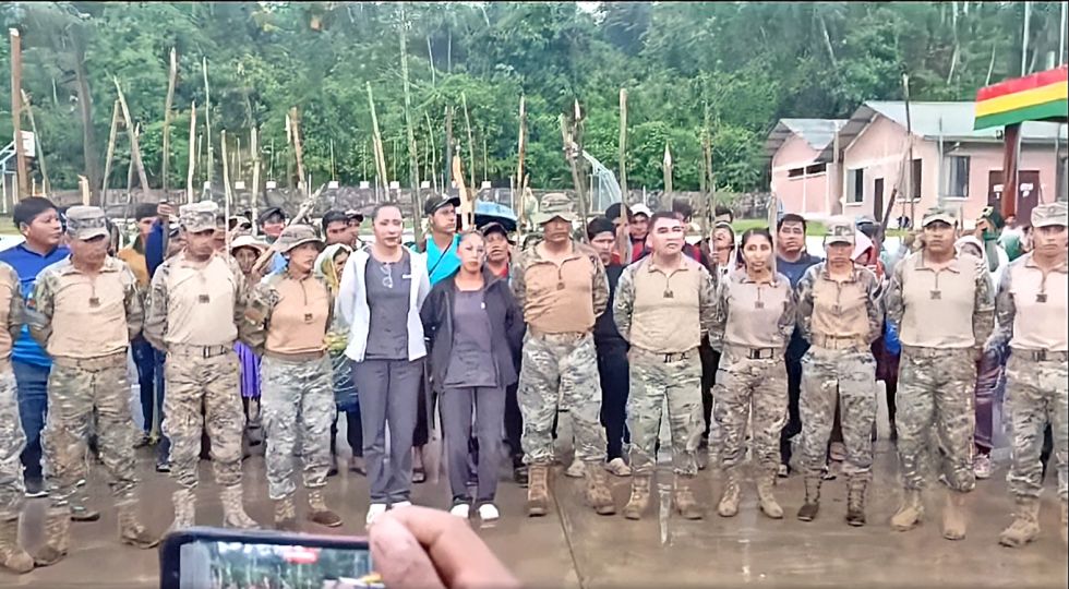 CHAPARE. Un grupo de militares de la Umopar de la Novena División que fueron tomados como rehenes el pasado viernes.