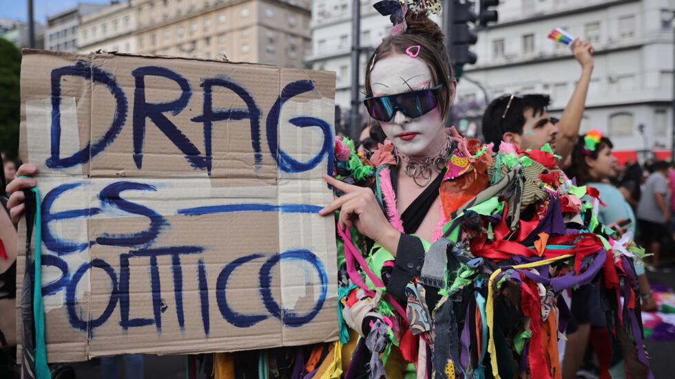 Un participante sostiene un cartel que dice "Drag es político" durante el 33º Desfile del Orgullo LGTBI+ en Buenos Aires, el 2 de noviembre de 2024.