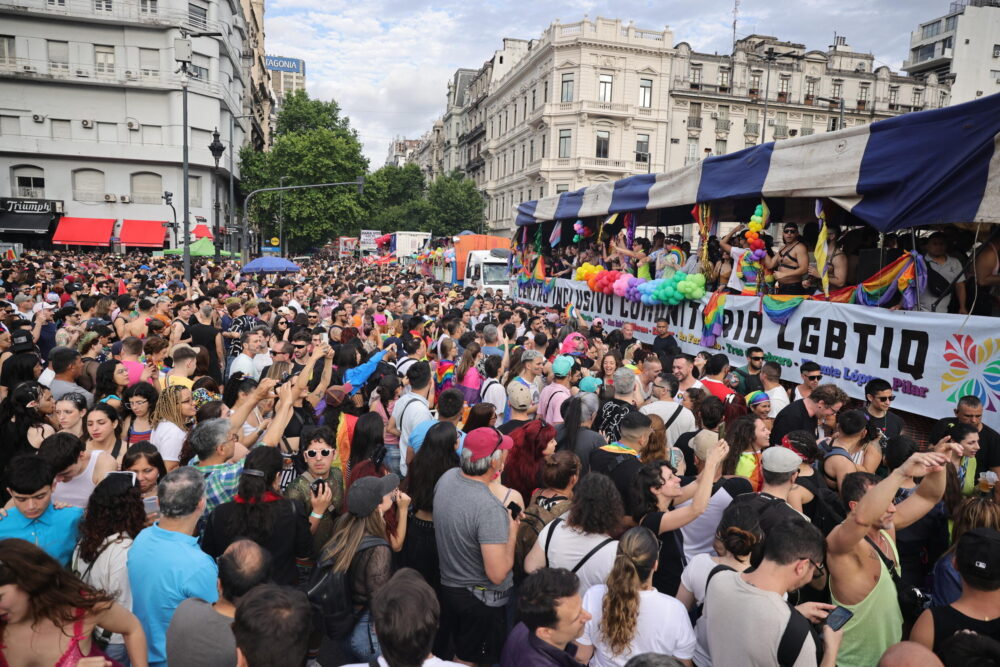 Los asistentes participan en el 33º Desfile del Orgullo LGTBI+ en Buenos Aires, el 2 de noviembre de 2024.