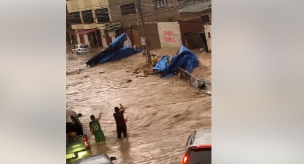 Video: Rebalsa embovedado de la Víbora Negra y se lleva varios puestos 