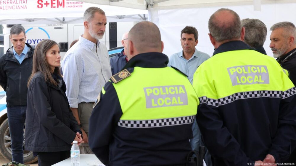 Foto de las autoridades españolas con equipos en Valencia.