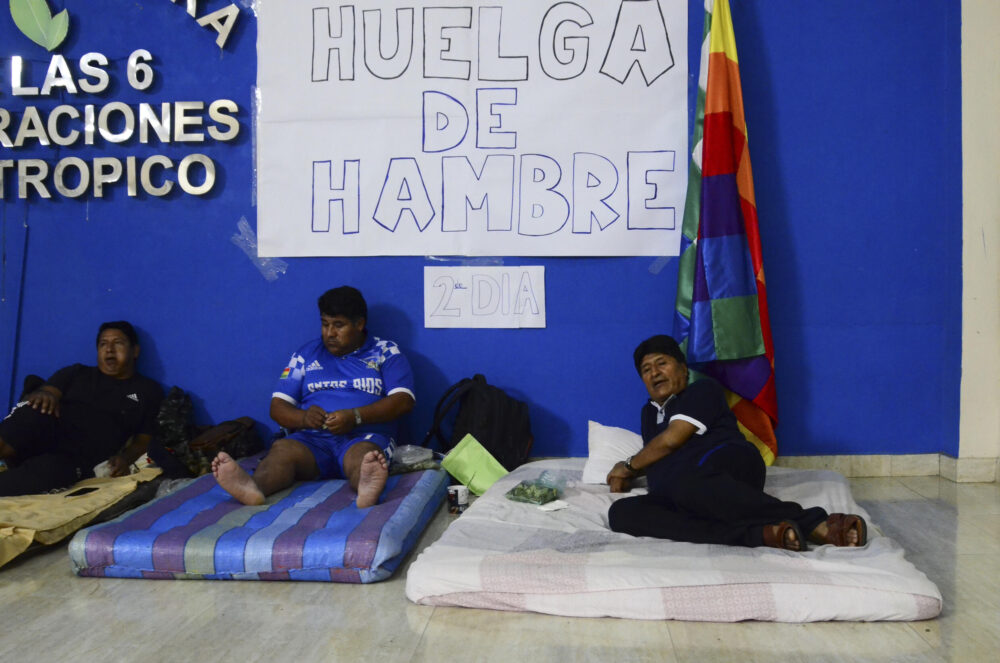 El expresidente de Bolivia Evo Morales (derecha), yace sobre un colchón mientras realiza una huelga de hambre en la aldea de Lauca Ñ, departamento de Cochabamba, Bolivia, el 3 de noviembre de 2024.