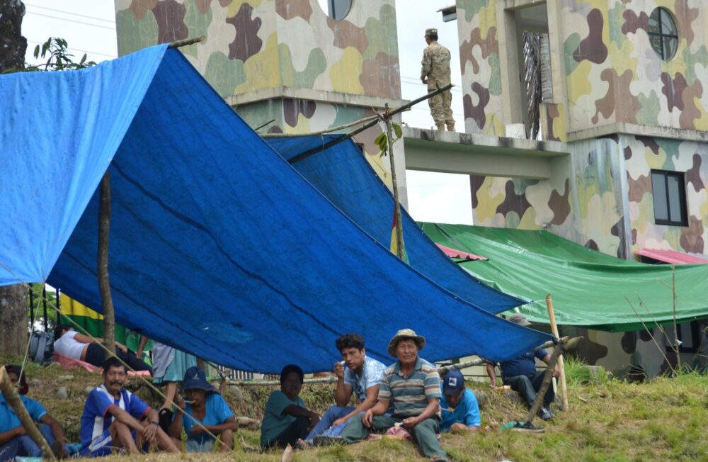 Simpatizantes del ex presidente boliviano Evo Morales permanecen frente al cuartel de la Novena División y Regimiento de Infantería 32, en la localidad de Lauca Ñ, departamento de Cochabamba, Bolivia