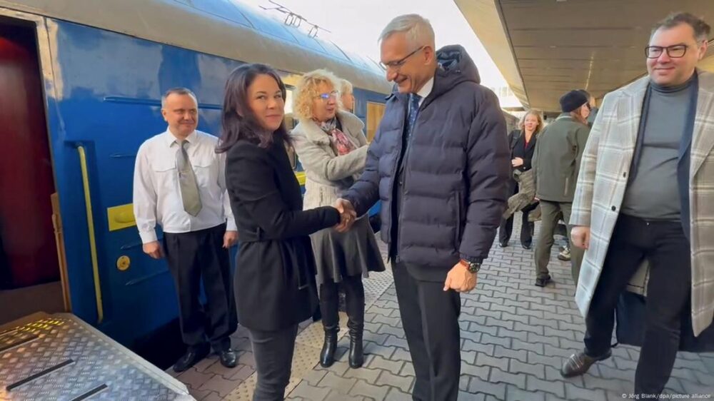 Ministra de Exteriores de Alemania, Annalena Baerbock, a su llegada a Ucrania, estrecha la mano de Martin Jäger, embajador de Alemania en Kiev.