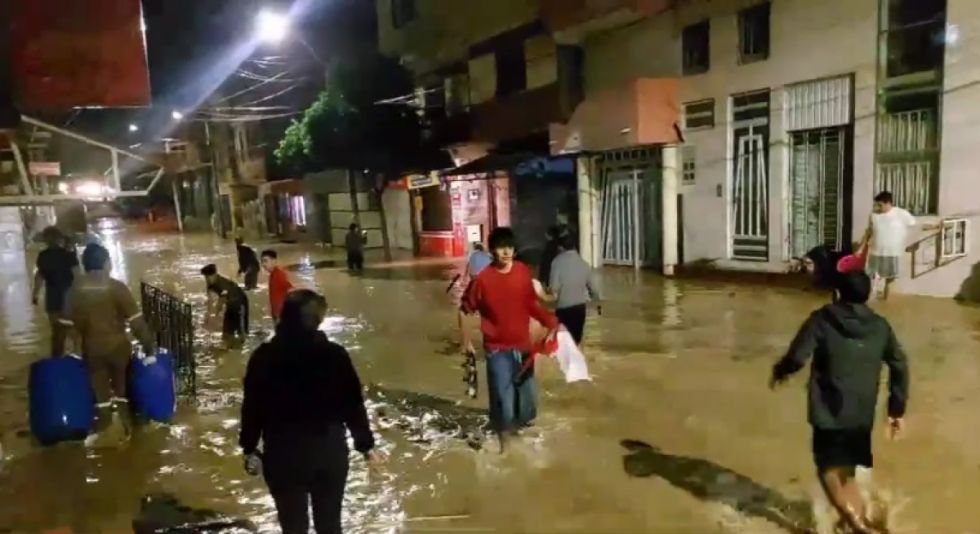 Video: Desborde de la quebrada provocó estragos en al menos tres barrios 