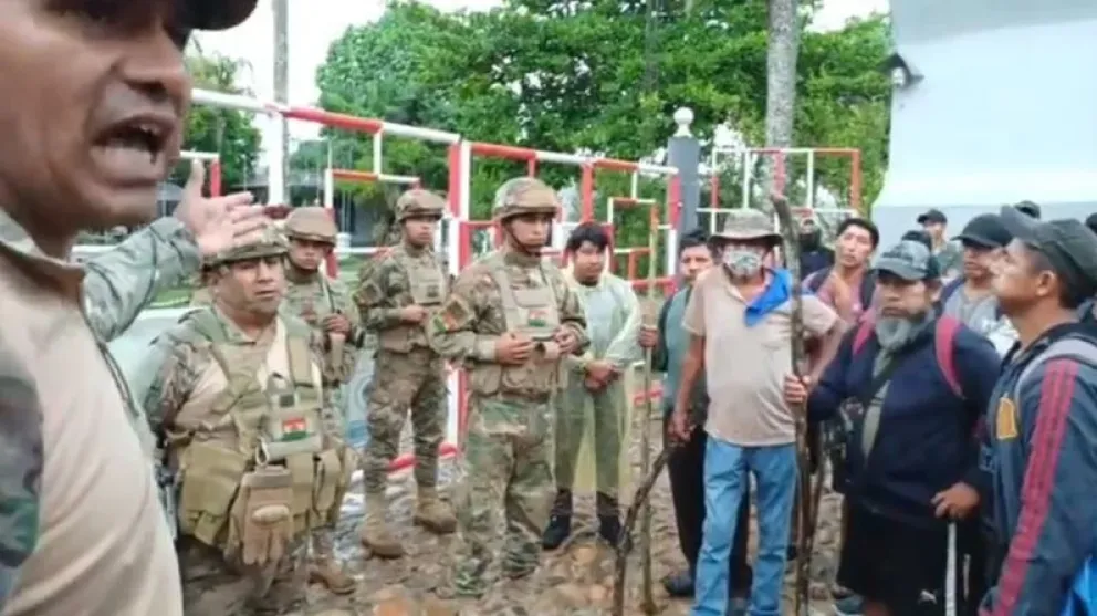 Militares en puertas de una de las unidades militares que fueron tomadas por militantes del MAS en el Chapare. Foto: FAcebook.