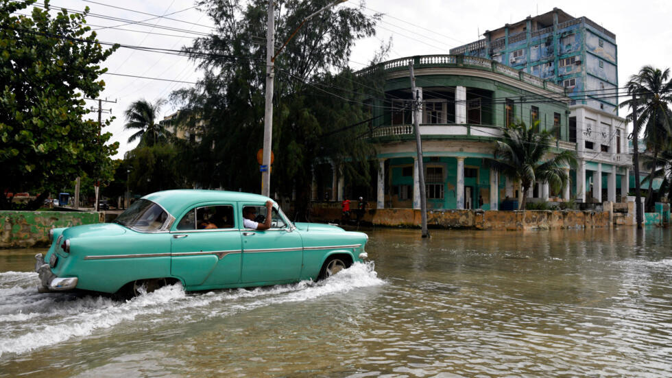 Un coche antiguo atraviesa una calle inundada mientras el huracán Milton pasa cerca de la costa cubana, La Habana, Cuba, 9 de octubre de 2024.