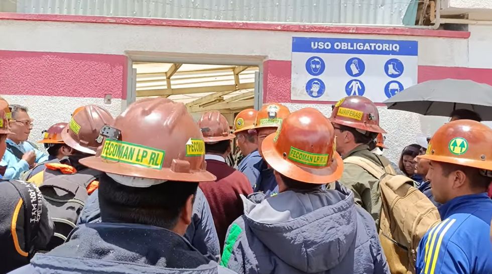 Un grupo de mineros auríferos en fuertas de la plata de Senkata de YPFB.