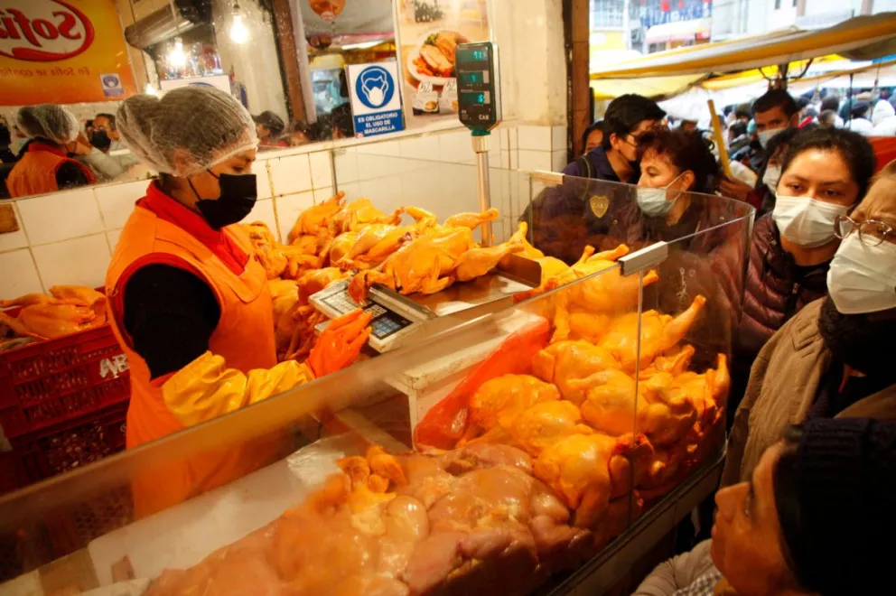 Una comerciante de pollo en un mercado paceño. Foto: ABI