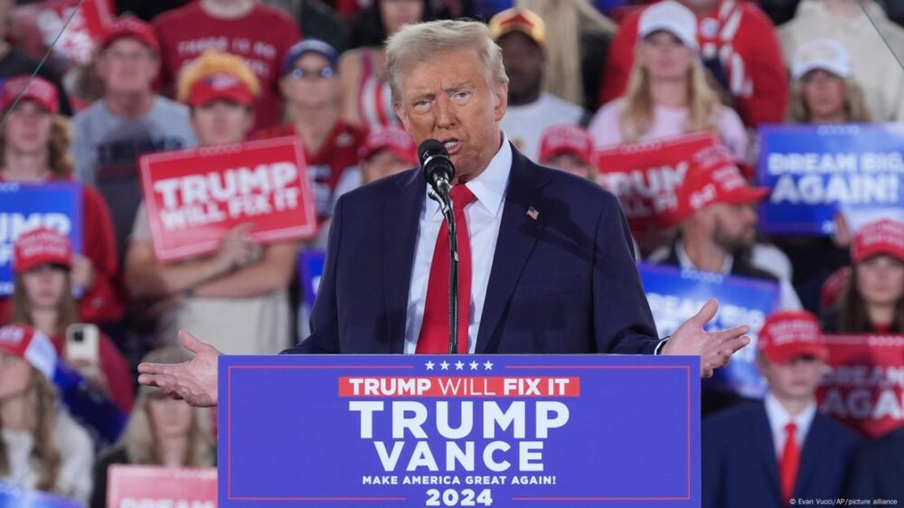 El candidato presidencial republicano Donald Trump habla durante el mitin en el J.S. Dorton Arena, el 4 de noviembre de 2024 en Raleigh, Carolina del Norte.