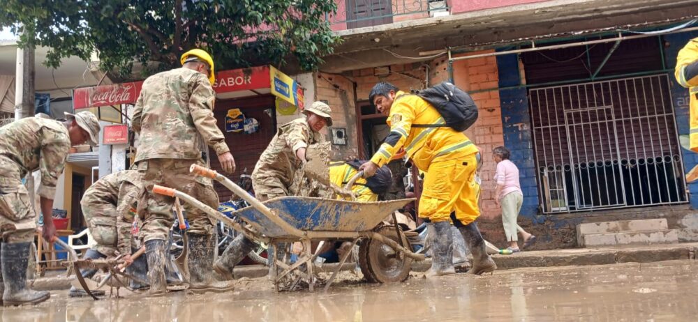 Cerca de 300 militares realizan trabajados post inundación en barrios afectados por la intensa lluvia en Tarija