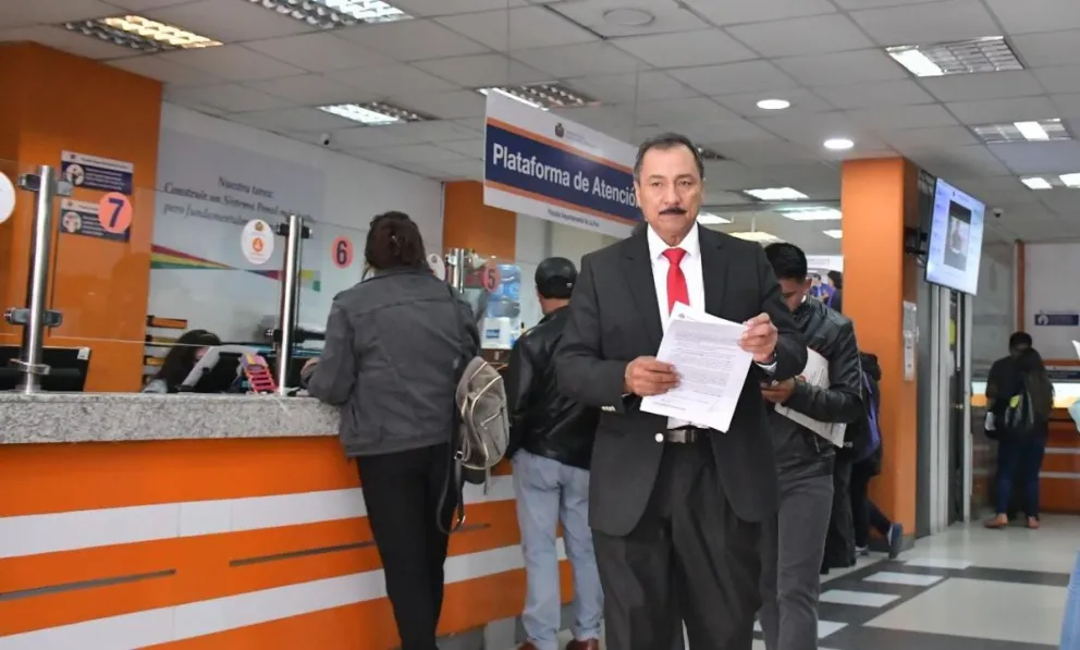 Vicente Cuéllar tras presentar la denuncia en la Fiscalía. Foto: APG