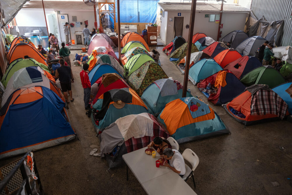 Migrantes y personas que buscan asilo en el refugio Juventud 2000 en Tijuana, estado de Baja California, México, el 6 de noviembre tras la elección de Donald Trump a la presidencia de Estados Unidos