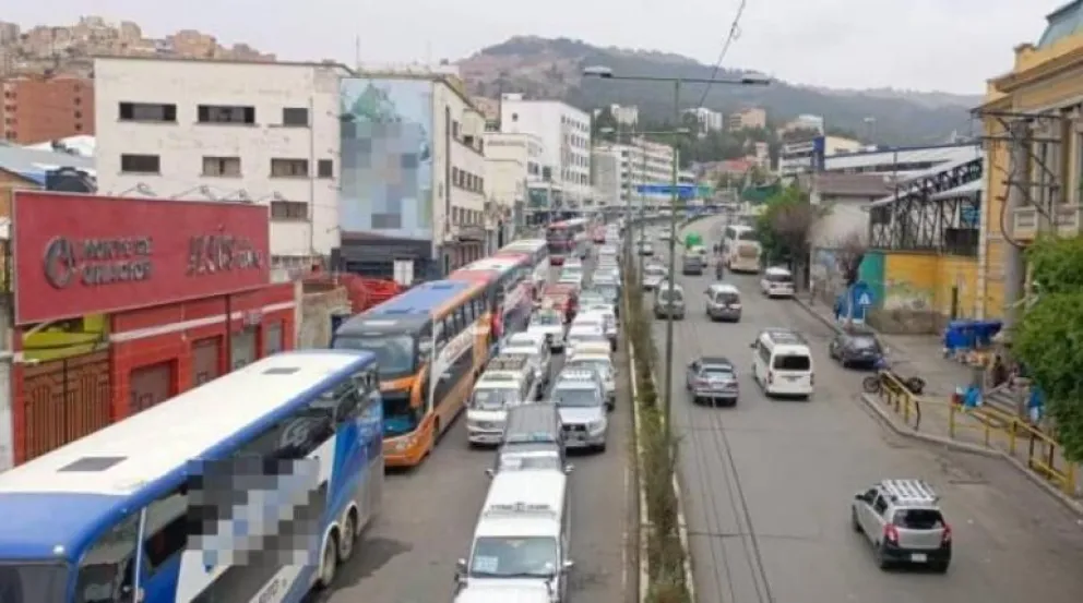 Filas por diésel en la avenida Montes. Foto. APG