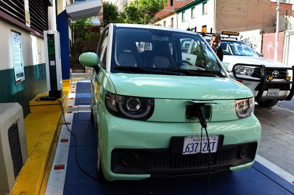 Un vehículo eléctrico en el punto de recarga de Miraflores, en la urbe paceña. Foto: Leny Chuquimia / visión360