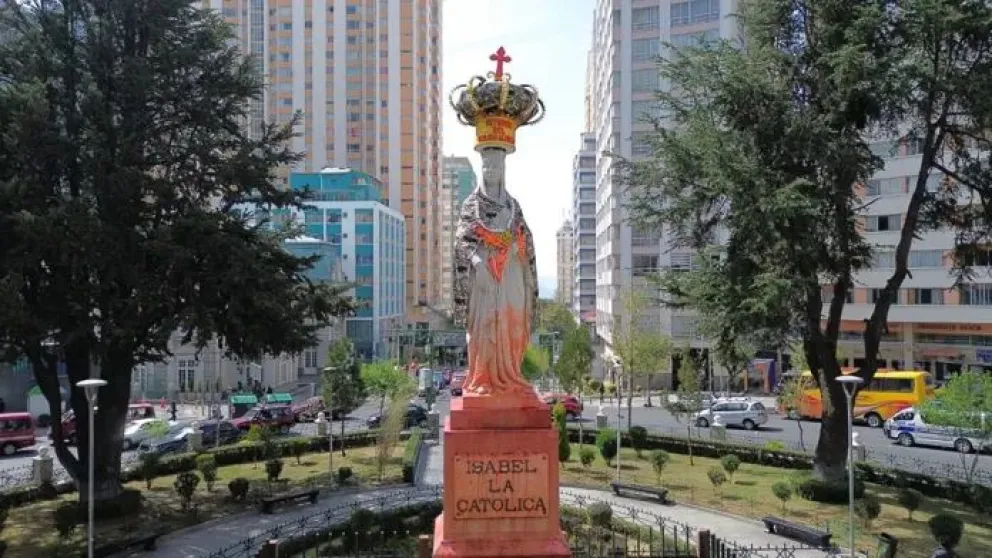 El monumento en la plaza Isabel La Católica. Foto: AMUN