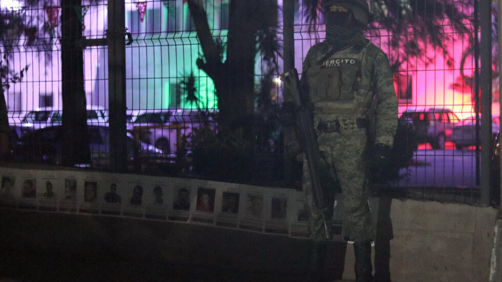 Soldado mexicano montando guardia frente al edificio donde fueron hallados 11 cuerpos, en Chilpancingo, el 7 de noviembre de 2024