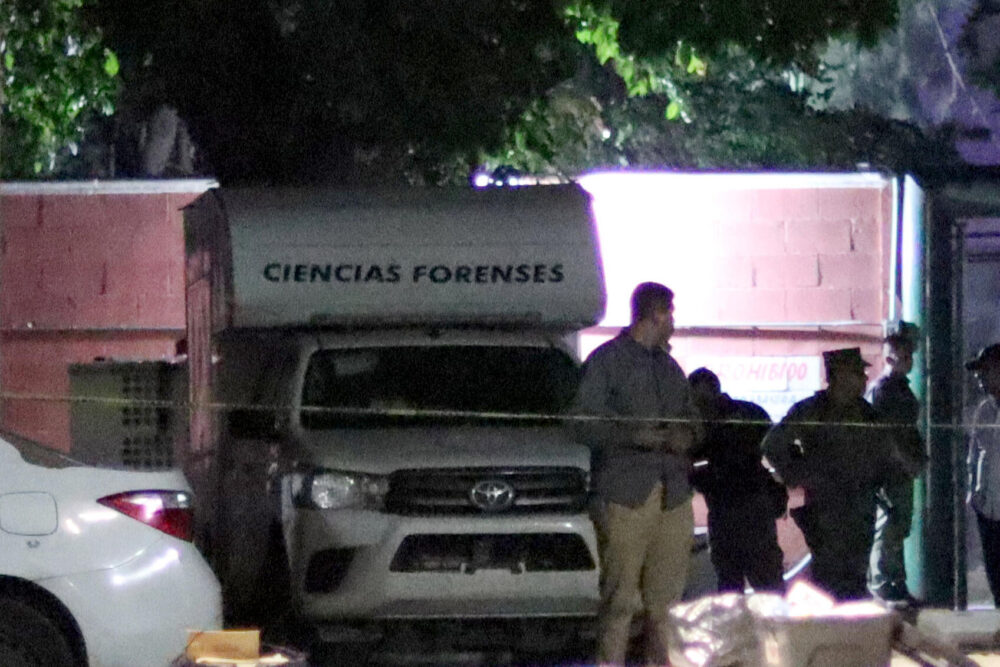 Trabajadores forenses de la fiscalía local transportan los cuerpos de 11 personas encontradas abandonadas en la parte trasera de una camioneta blanca en Chilpancingo, estado de Guerrero, México, el 6 de noviembre de 2024.