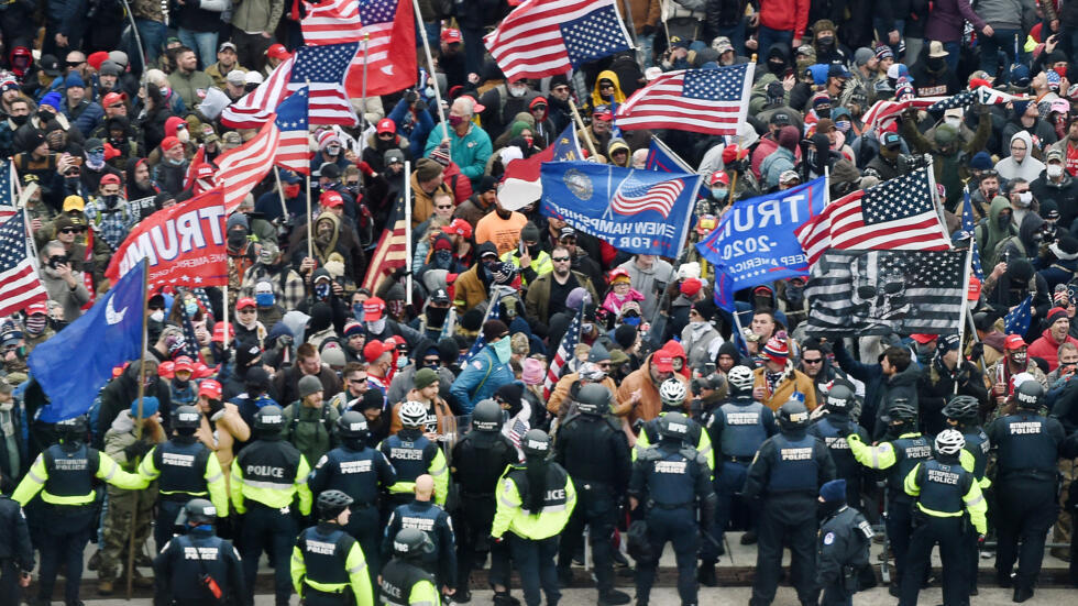 Los partidarios de Trump se enfrentan a la policía cuando esta irrumpe en el Capitolio de Estados Unidos en Washington el 6 de enero de 2021