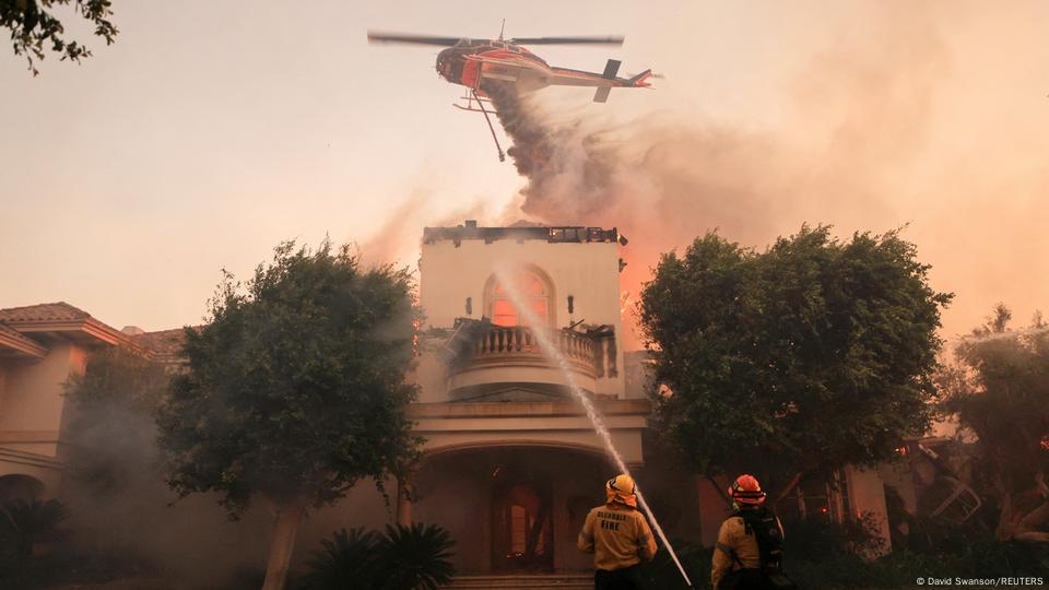 Los equipos de bomberos dijeron que trabajan en terrenos escarpados con el apoyo de helicópteros de lanzamiento de agua. 