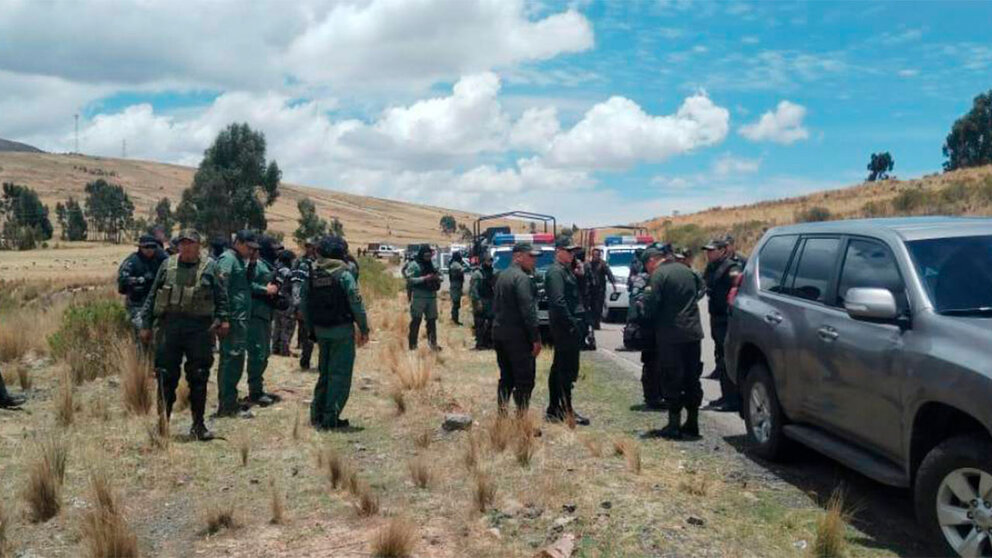 Policía durante el desbloqueo en Vacas. UNITEL