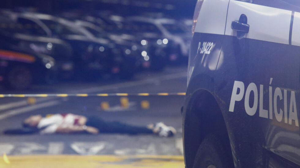 Una patrulla policial junto al cuerpo del empresario brasileño Antônio Vinícius Lopes Gritzbach, asesinado a tiros en el aeropuerto internacional de Guarulhos, en Sao Paulo, el 8 de noviembre de 2024.