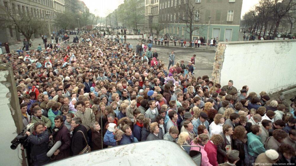 Un paso fronterizo provisional permitió a los alemanes cruzar de una Alemania a otra el 11 de noviembre de 1989