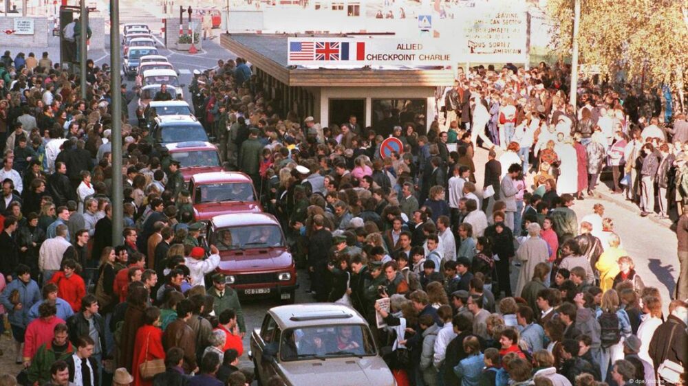 El 10 de noviembre de 1989, una caravana de automóviles avanza hacia Berlín Occidental a través del Checkpoint Charlie después de la apertura de parte de los pasos fronterizos