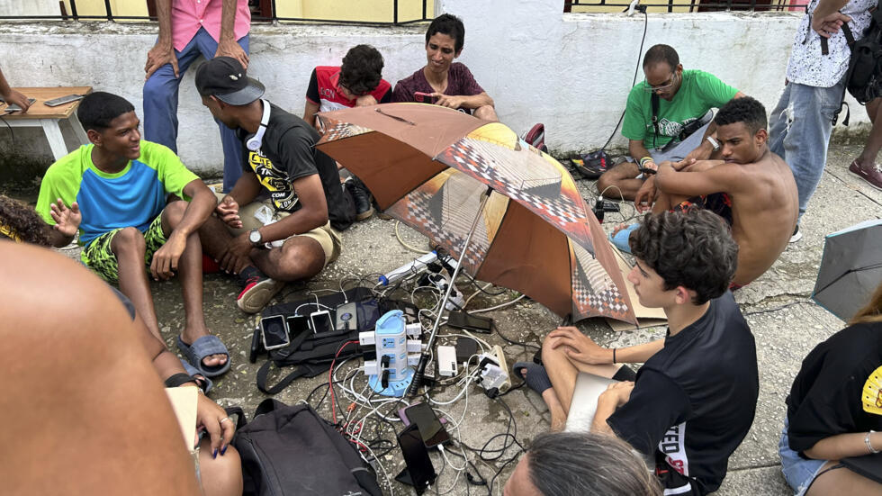 Habitantes de La Habana cargando sus teléfonos móviles después del huracán Rafael, que afectó el servicio eléctrico, cerca de La Habana, en la ciudad, el 8 de noviembre de 2024.