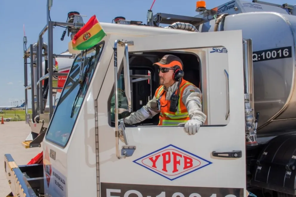 Un técnico de YPFB Aviación coordina la carga de combustible a una aeronave. Foto: YPFB Aviación.