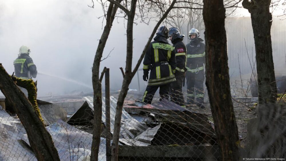 Equipos de rescate trabajan en el lugar del ataque con drones en el pueblo de Stanovoye, región de Moscú (10.11.2024)