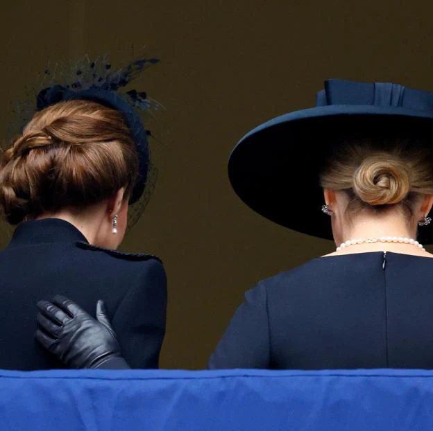 Sophie de Edimburgo le pasa el brazo por la espalda a Kate Middleton mientras, salen en el balcón del Ministerio de Exteriores desde el que presenciaron el desfile del Día del Recuerdo. 