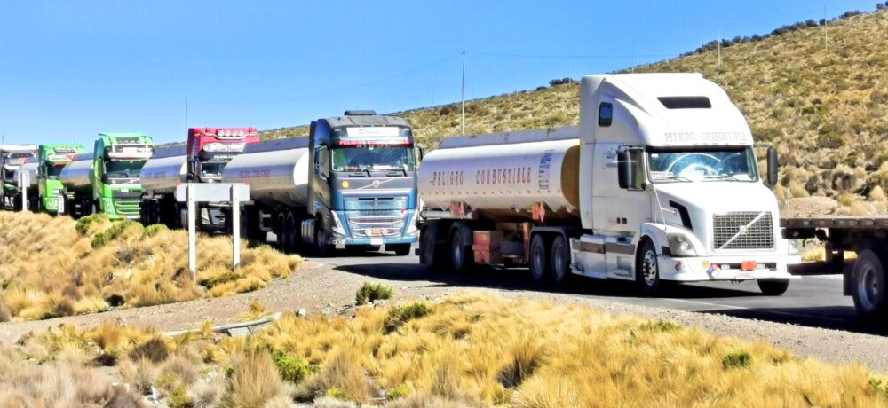 Más de 125 cisternas con combustibles arribarán el martes, YPFB importa volúmenes “agresivos” para acabar con filas