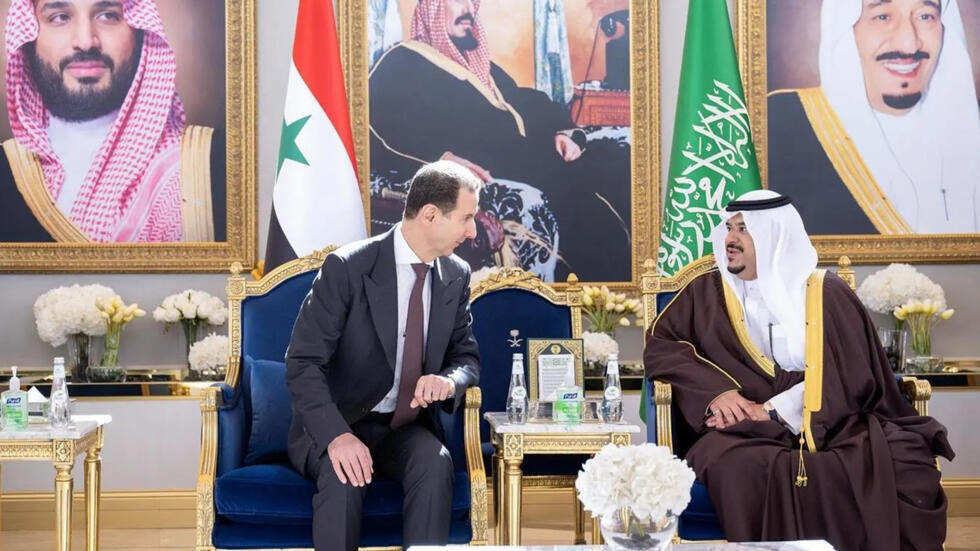 Una foto proporcionada por la agencia saudita SPA el 11 de noviembre de 2024, en la que aparece el vicegobernador saudita de la región de Riad, el príncipe Mohamed bin Abdulrahman bin Abdulaziz (a la derecha), recibiendo al presidente sirio, Bashar al Asad, antes de una cumbre arabe-islámica