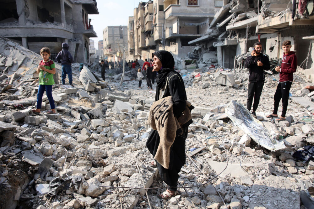 Una mujer palestina entre los escombros, en Jabaliya, en el norte de la Franja de Gaza, después de un bombardeo israelí el 10 de noviembre de 2024