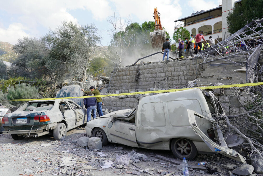 Coches y edificios destrozados en la localidad de Aalmat, al norte de Beirut, en Líbano, después de un bombardeo israelí el 10 de noviembre de 2024