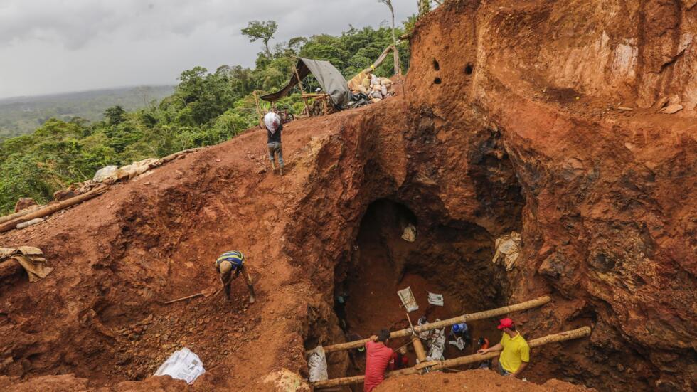 Mineros trabajan en la mina de oro Iron cerca de la ciudad de Rosita, en el norte de la costa Caribe de Nicaragua, el 6 de marzo de 2017.