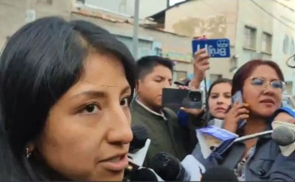 Evaliz Morales declara a los periodistas en La Paz. Foto: Captura