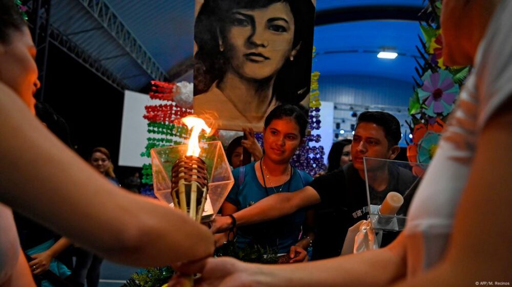 Foto de archivo de personas que conmemoran a los 'mártires de la UCA'