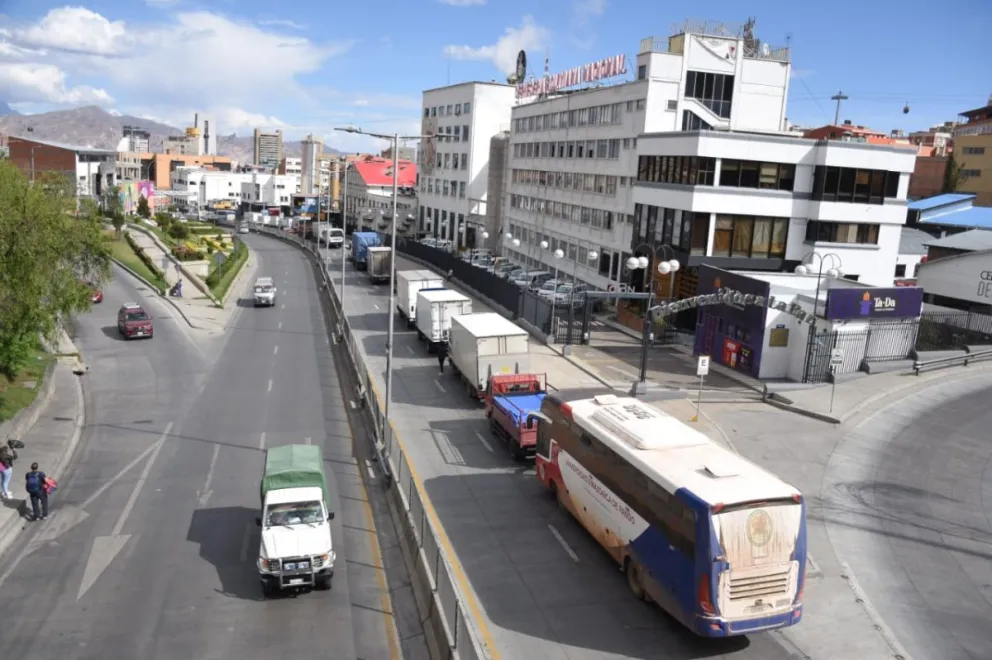 Filas de buses y camiones para conseguir diésel en la estación Volcán de La Paz. Foto APG