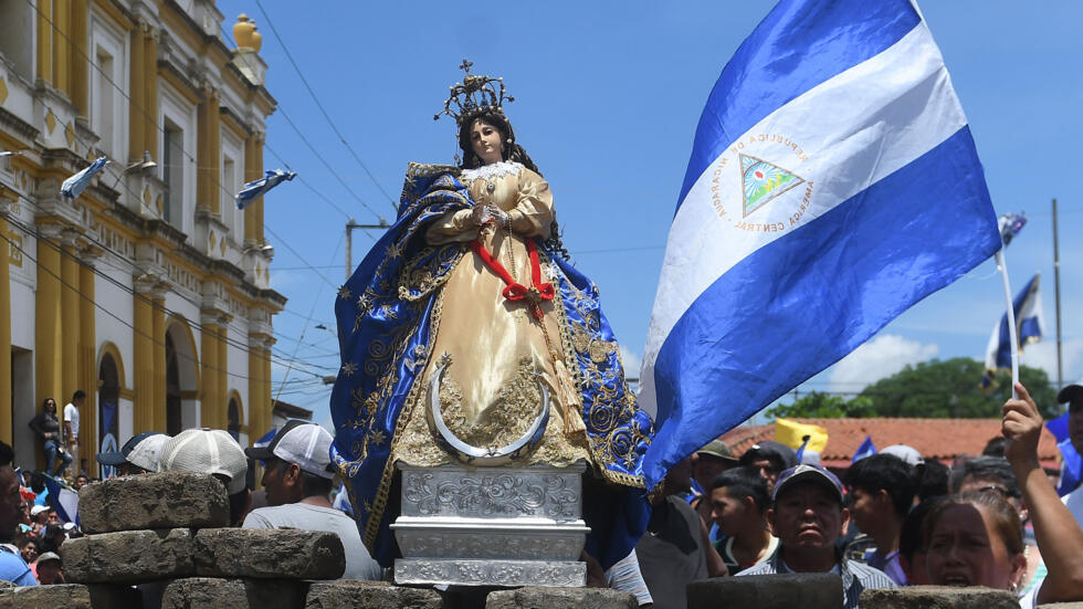 (ARCHIVO) La gente celebra detrás de una barricada tras la llegada de obispos de la Conferencia Episcopal y miembros de la Alianza Cívica en Masaya, Nicaragua, el 21 de junio de 2018