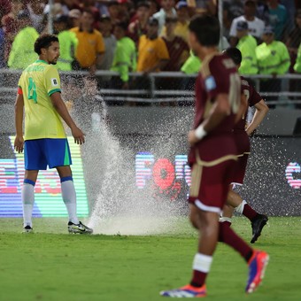 Marquinhos, de Brasil, pisa un aspersor durante un partido ante Venezuela por las Eliminatorias Sudamericanas, en Maturín. Foto: EFE/ Miguel Gutiérrez