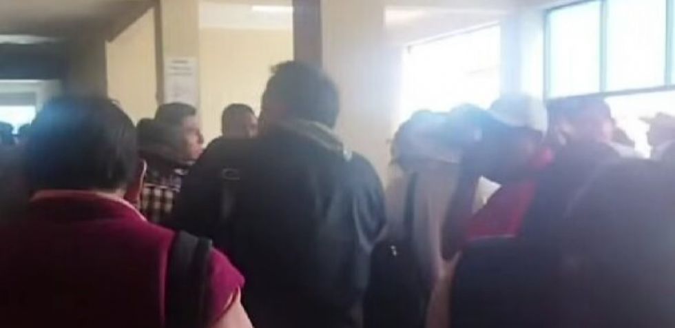 Tarija: Reportan explosión una granada de gas en el congreso departamental campesino (Video)