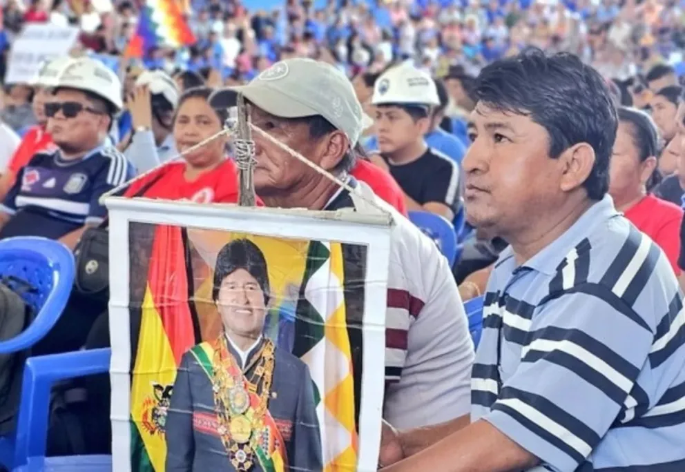 Un militante del evismo sosteniendo un cartel del expresidente Evo Morales, durante el ampliado de emergencia en Lauca Ñ, Cochabamba, el domingo 10 de noviembre. Foto: Evo Morales (Facebook)