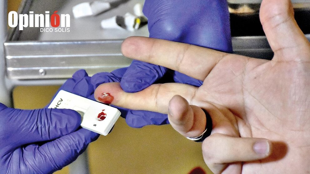 Toma de muestra de sangre a una persona, en la Semana de la Prueba en 2023./ DICO SOLÍS