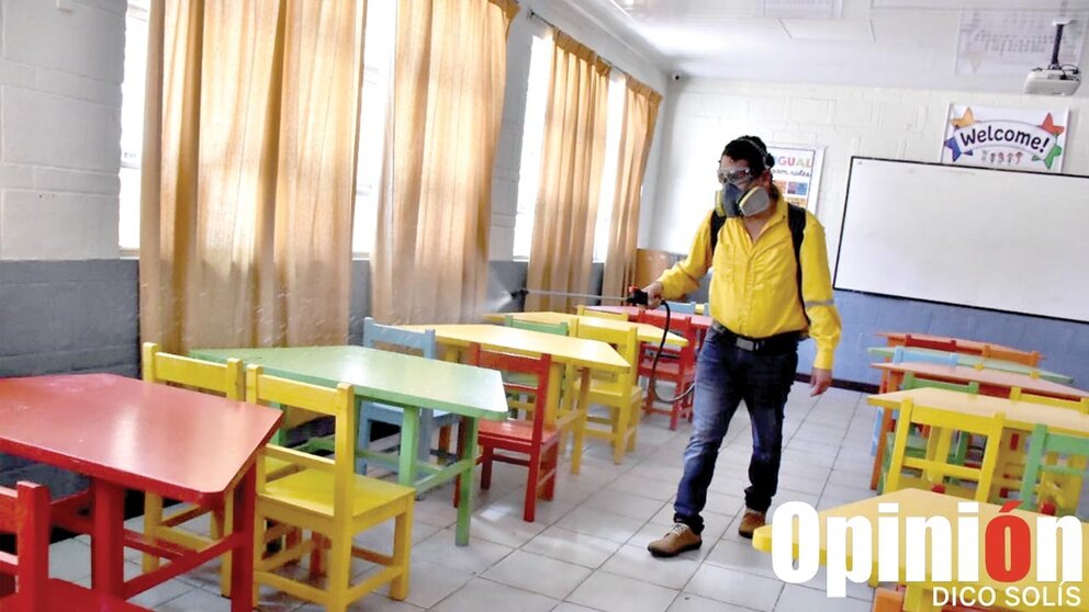 Personal de la Alcaldía de Cochabamba fumiga una unidad educativa. / DICO SOLÍS