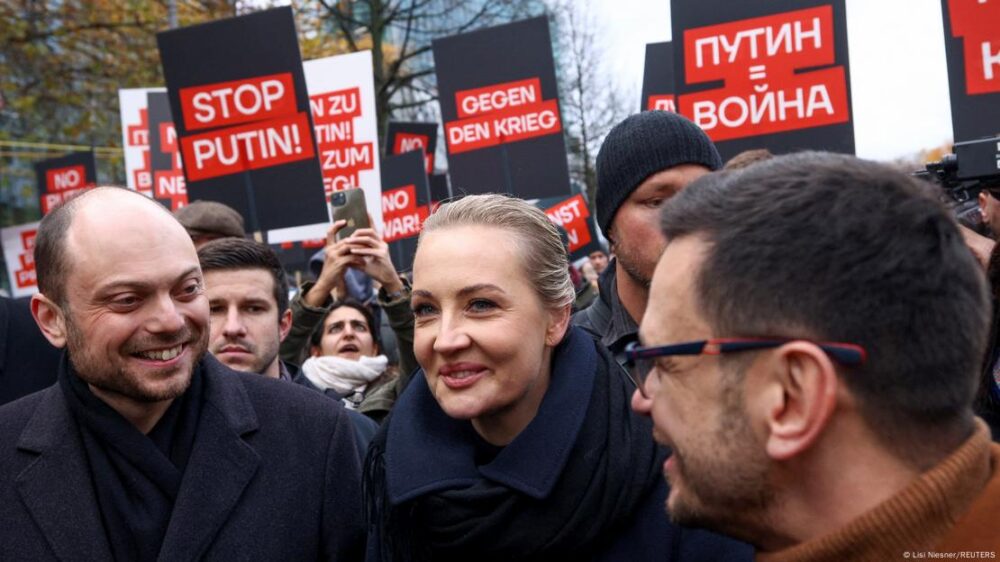 Vladimir Kara-Murza, Yulia Navalnaya e Ilia Yashin, fotografiados durante la manifestación.