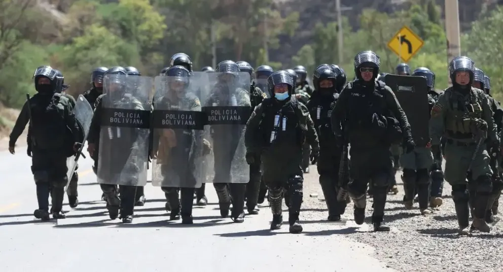 Efectivos policiales durante el desbloqueo de vías. Foto: Bolivia.com